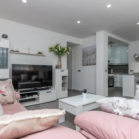 Apartment New Modern 3br With Terrace In Centre